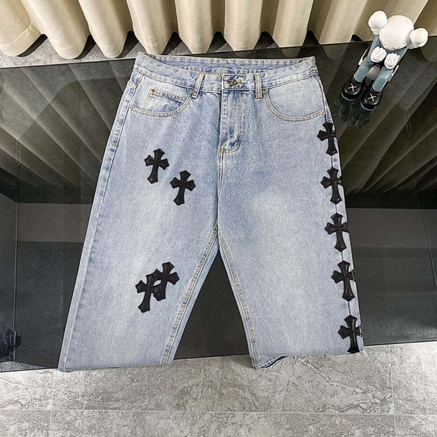 P230 chrome hearts Mattyboy same style black cross patch leather frayed jeans vi Top heavy industry fashionable design] Consistent high street luxury style creation. Speaking of this style, the Zangyin family and GU family are definitely the leading representative brands. Especially the Zangyin family has really achieved a state-of-the-art effect in creating high street style. The unique washed material is used to create this style. The color system is quite eye-catching. After it is decorated with patchwork cross flowers, it cleverly highlights the charm of the brand. Secondly, this style uses classic The classic high-waist cutting design highlights the long legs and fashionable temperament of the upper body. The brand is highly recognizable and the slim fit configuration is more suitable for daily wear. It is a product that interprets personality, fashion, and specifications at a glance. This single product is enough to make any fan excited. It can be a white T-shirt for youthful preppy style, or a tight suspender for lady style. It has strong matching ability and can be easily controlled by men.  [Materials and craftsmanship] Needless to say, this point goes without saying. As an excellent craftsman brand, Zangyin’s requirements for details and craftsmanship are really perfect. The washed color of this model has gone through so many processes, not to mention the embellishment of denim appliques. It is also purely hand-made and sewn. Just like what they believe in, only hand-made things have soul and have the meaning of wear. A top-notch heavy-duty fashionable denim item, I look forward to your perfect interpretation! !  Size:28-36